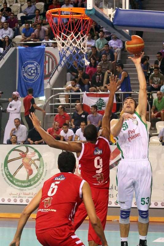 لاعب الحكمة دانيال فارس (53) مصوباً نحو سلة جمعية سلا في مباراة الفريقين اليوم الأحد.