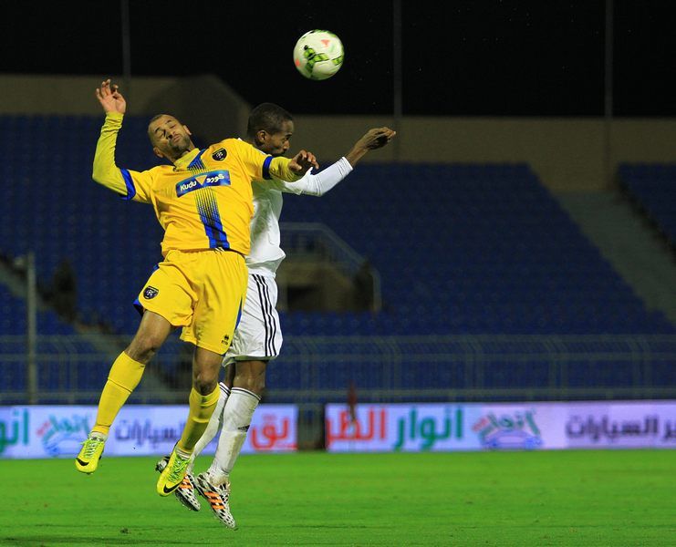 صورة من مباراة الشباب والتعاون 