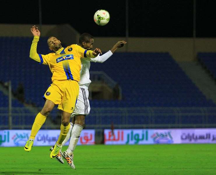 صورة من مباراة الشباب والتعاون 