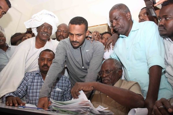 لحظة توقيع هيثم مصطفى لعقده مع الأهلي شندي