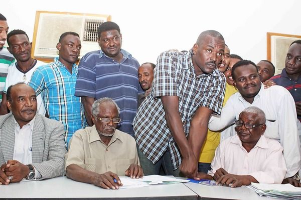 المعز محجوب يوقع للمريخ