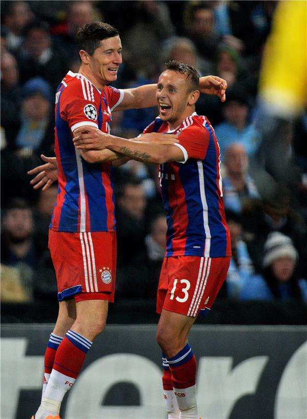 رافينيا (يمين)