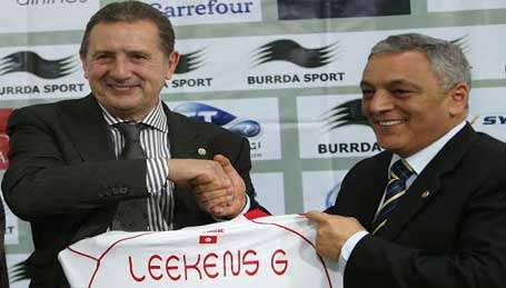 المدرب جورج ليكنز صحبة عضو التحاد التونسي هشام بن عمران