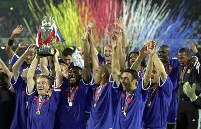 الفرنسيون يحتفلون بعد فوزهم 2-1 على إيطاليا في النهائي