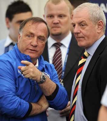 حديث بين المدربين قبل المباراة