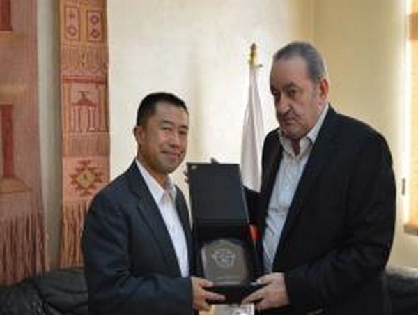 زريقات يقدم درع الإتحاد لأوكياما