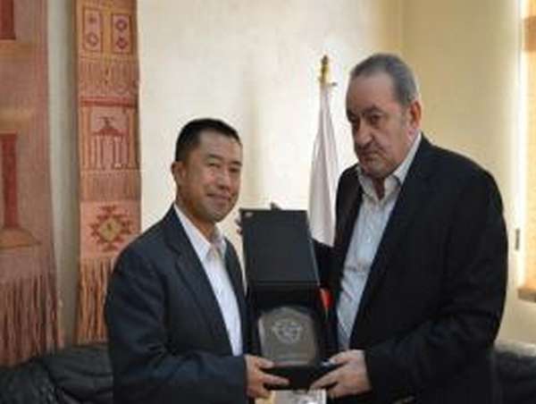 زريقات يقدم درع الإتحاد لأوكياما