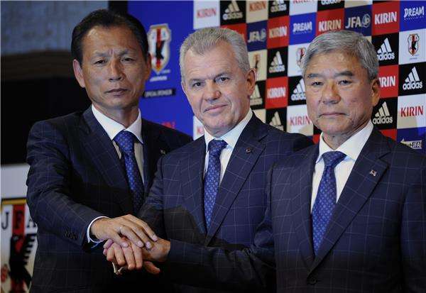 خافيير اجيري وعلى يساره رئيس الاتحاد الياباني كونيا دايني