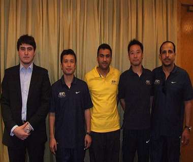 طاقم الحكام ومراقب المباراة