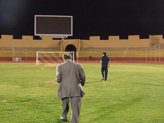 مراقب المباراة وتفقد ارضية الملعب