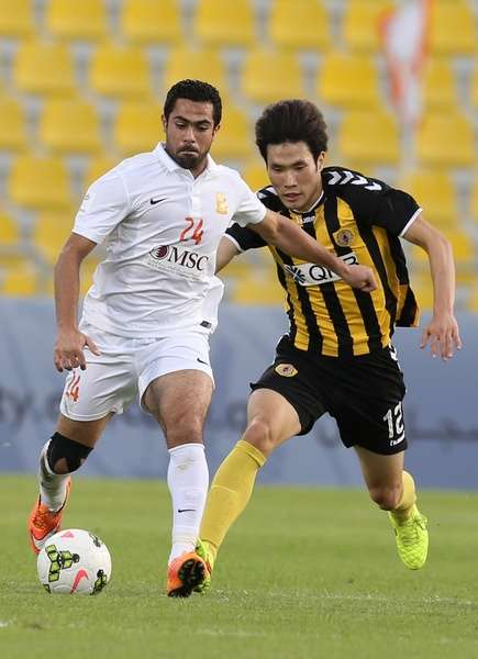 احمد فتحي لاعب ام صلال يتعرض للطرد
