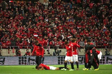 لاعبو اوراوا ريدز بعد فقدان لقب الدوري في الأمتار الأخيرة