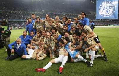 لاعبو زينيت في صورة تذكارية مع الكأس