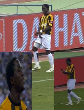 كيتا يوجه حركاته الغير لائقة لمساعد الحكم الألماني بعد طرده