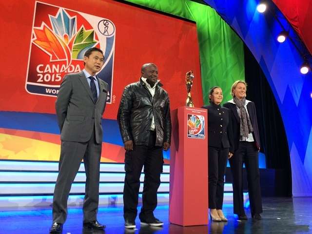 نوريو ساساكي (يسار) مع مدربي ومدربات منتخبات المجموعة الثالثة 