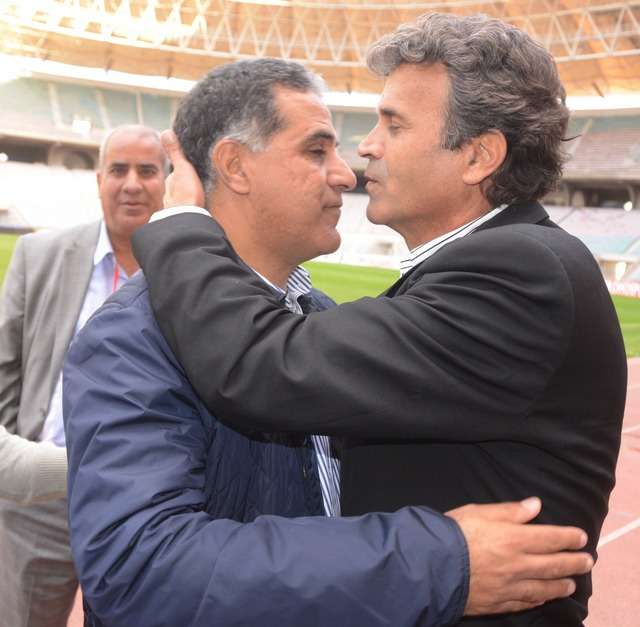 عناق بين خالد بن يحي وعازي الغرايري بعد نهاية الكلاسيكو