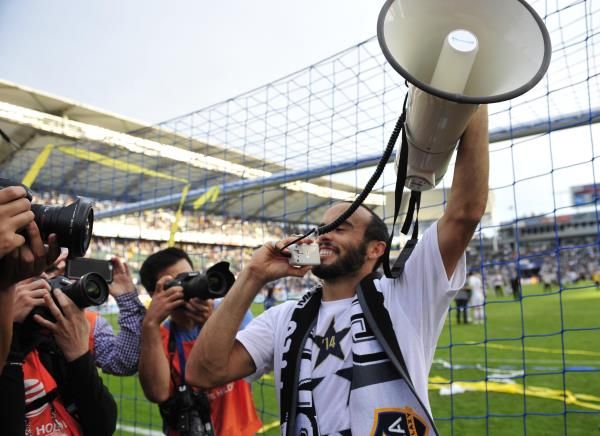 فرحة دونوفان باللقب 