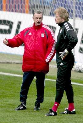 هيتسفيلـد مدرب بايرن ميونخ في حديث مع الحارس أوليفر كـان