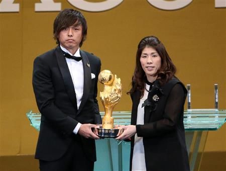ياسوهيتو إيندو (يسار) مع جائزة أفضل لاعب بالدوري الياباني 2014
