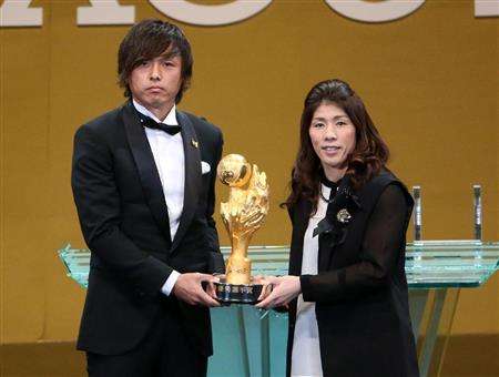 ياسوهيتو إيندو (يسار) مع جائزة أفضل لاعب بالدوري الياباني 2014