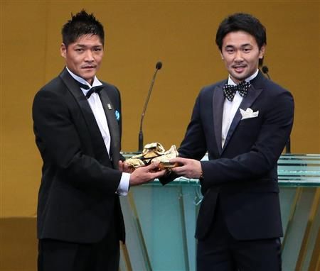 يوشيتو اوكوبو (يسار) مع جائزة هداف الدوري الياباني 2014