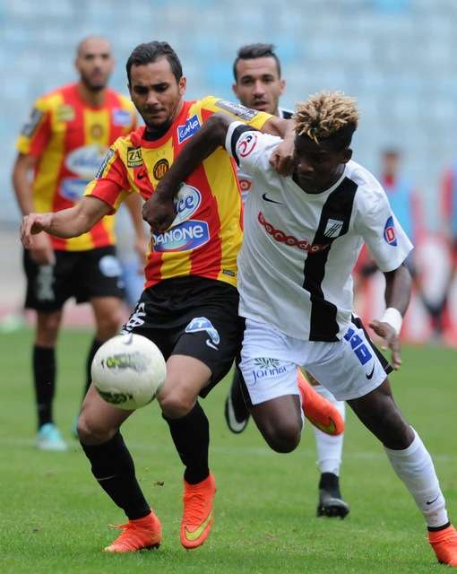 ابراهيما ندونج خلال كلاسيكو الاحد ضد الترجي