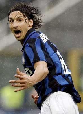 إبراهيموفيتش فرحاً بالهدف الثاني