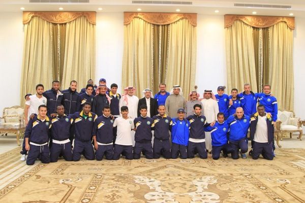 أمين منطقة نجران مع فريق العروبة في لقطة تذكارية