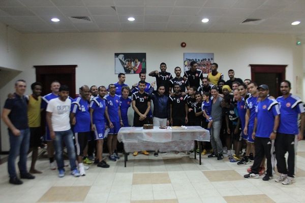 لقطة تذكارية للاعبي العربي ومديرهم سامي الجابر