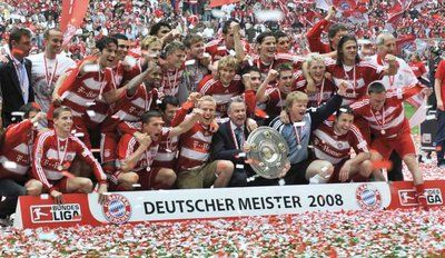 فرحه نجوم بايرن ميونيخ بالتتويج باللقب