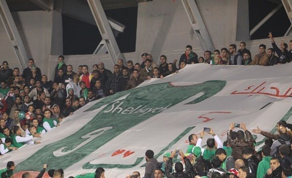 ​جماهير الوحدات لحظة رفع يافطة تعبر فيها عن حبها لشلباية