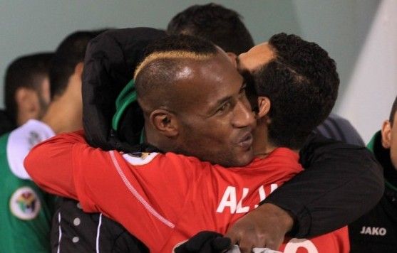 شلباية يعانق البهداري في مباراة الوحدات والجزيرة