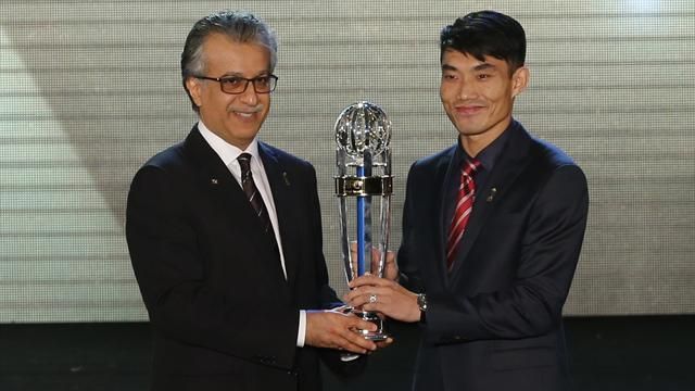 تشي تشي (يمين) تُوٍّج بجائزة أفضل لاعب آسيوي 2013