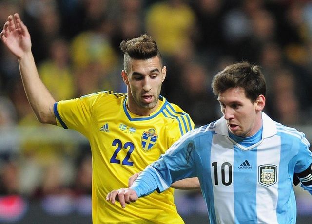 ​دورماز وميسي في مباراة الأرجنتين والسويد