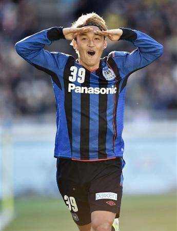 تاكاشي اوسامي بعد تسجيله الهدف الثالث بنهائي كاس الإمبراطور