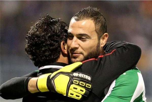 شفيع يعانق مدربه برهومة بعد نهاية مباراة الرمثا