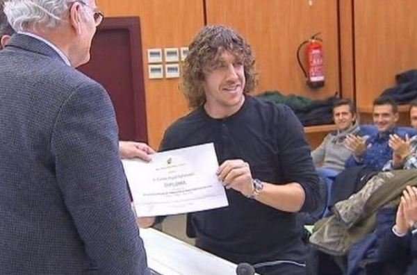 carles-puyol-recibiendo-el-dip_54421855733_54115221154_600_396