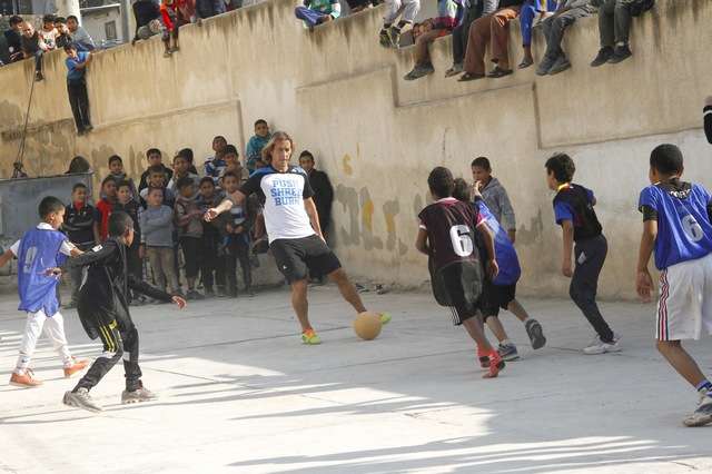 ​سالجادو خلال مشاركته للأطفال لعب كرة القدم