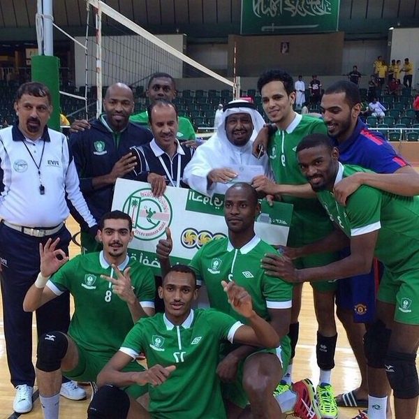 صالح محفوظ يسلم جائزة الافضلية للاعب الاهلي علي الوادعي
