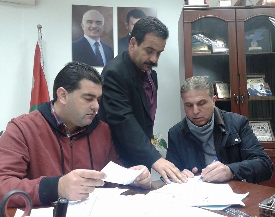 عبيدالله والحكيم لحظة توقيع العقد