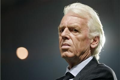 الهولندي ليو بينهاكر المدير الفني للمنتخب البولندي 