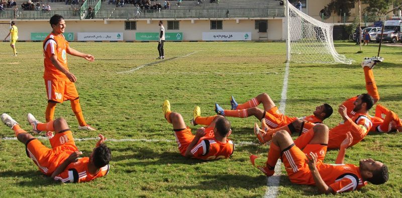 لاعبو اتحاد خان يونس يحتفلون بطريقتهم الخاصة