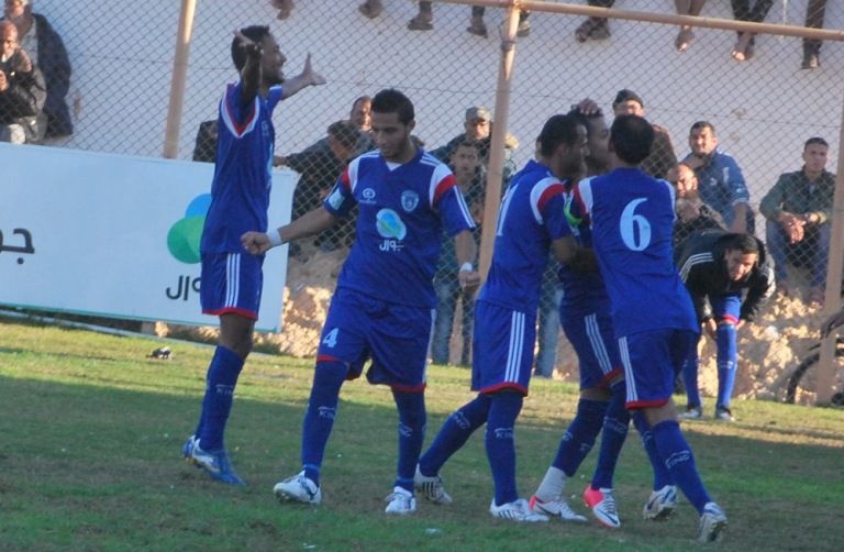 فرحة لاعبي الشاطئ بالزي الأزرق   