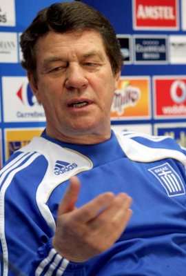 الالماني أوتو ريهاجل المدير الفني للمنتخب اليوناني