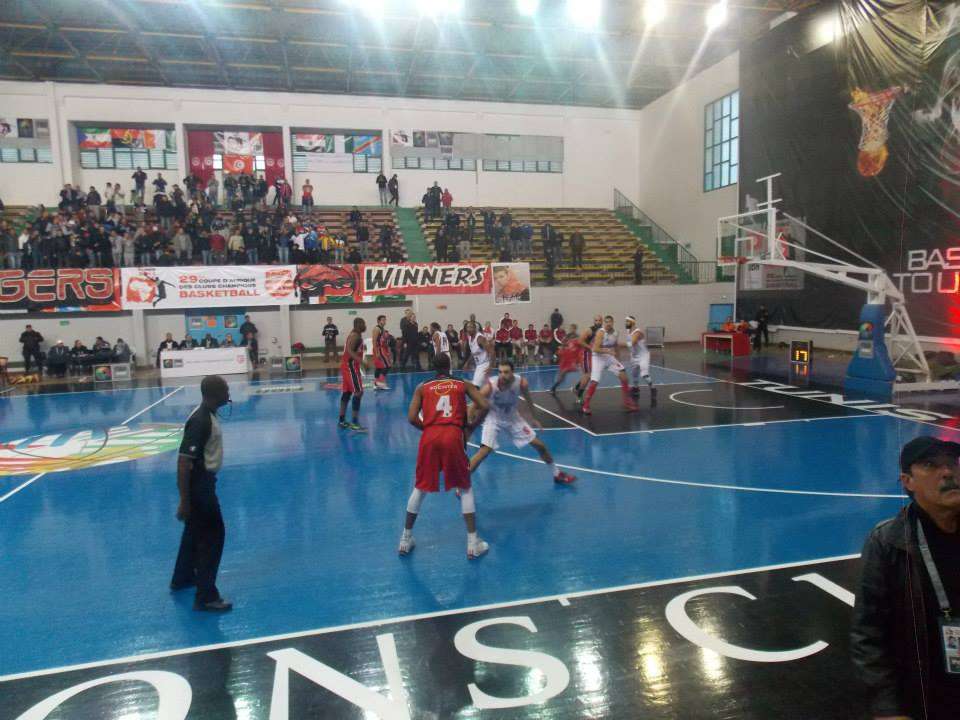 صورة من مباراة الافريقي و بريميو دي اجوستو الانجولي