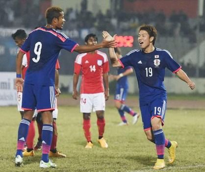 منتخب اليابان الأولمبي في مواجهة بنغلادش أمس