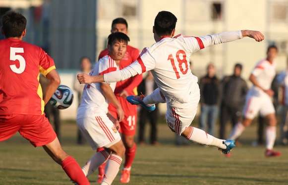 المهاجم الصيني جاو لين عند محاولته التسجيل بمرمى قرغيزستان