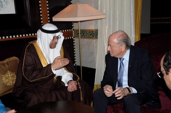 بلاتر وبن بدر خلال الاجتماع