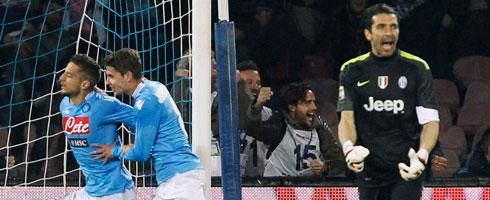 فرحة لاعبي نابولي بهدف سابق في مرمى بوفون