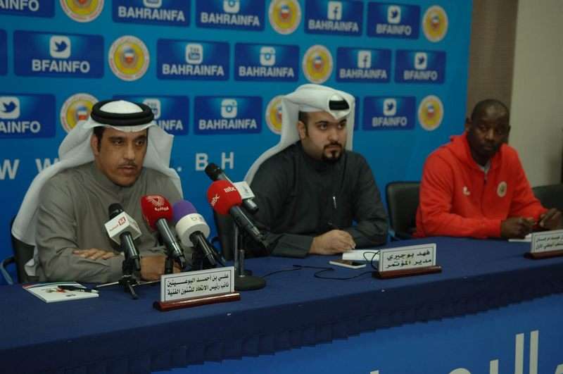 جانب من المؤتمر الصحفي لمدرب البحرين ونائب رئيس الاتحاد